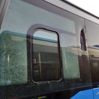 Abbiategrasso: salta la corsa, a notte fonda reagiscono spaccando il vetro del pullman