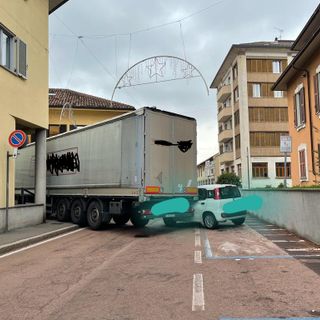 Magenta, l’autista del tir si perde nel centro e rimane incastrato tra via Volta e via Pusterla bloccando tutto
