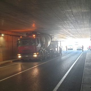 Marcallo con Casone: camion betoniera non rispetta il limite di altezza e rimane incastrato sotto il ponte