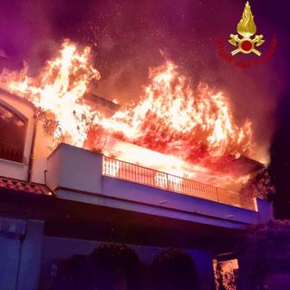 Trezzano sul Naviglio: incendio nella notte, villetta in fiamme