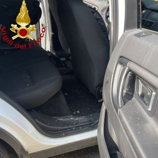 Corbetta: bimba di tre mesi bloccata in auto e liberata dai Vigili del Fuoco