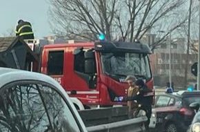 Abbiategrasso: auto nel Naviglio, si cerca il conducente