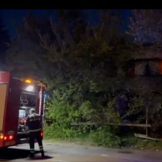 Vandali incendiano l’area dismessa nella zona industriale di Magenta. Islamici danno l’allarme e filmano due ragazzini