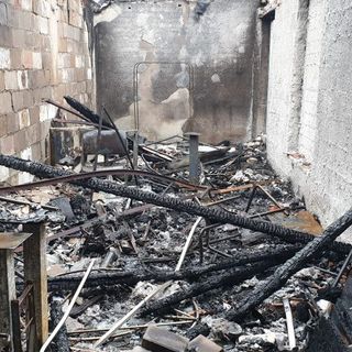 Incendio nella notte a Magenta: distrutto il ripostiglio esterno dell’Ideal, si indaga sulle cause