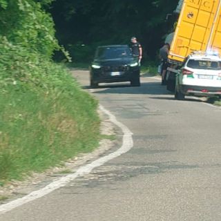 Autotreno finisce fuori strada, disagi alla circolazione lungo la strada di campagna a Robecchetto