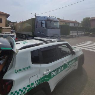 Camionista alla guida da oltre 18 ore: usava diverse schede tachigrafiche, multato dalla Polizia locale di Robecco