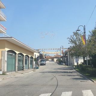 Giovane in moto cade rovinosamente a terra a Bernate Ticino, elitrasportato in codice rosso al Niguarda