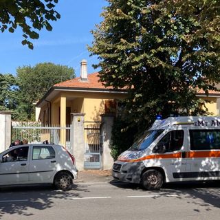 Magenta: mamma con la bimba in auto perde il controllo del veicolo e finisce contro due auto in sosta