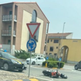 Magenta: incidente alla rotonda di via Cavallari, feriti due ragazzi