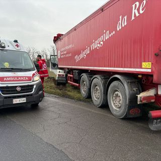 Pieve del Cairo: accusa un malore sul camion, muore un 46enne