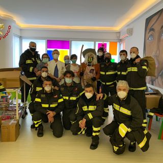 Pavia: i Vigili del Fuoco consegnano i doni della Befana ai bambini del reparto di pediatria del San Matteo