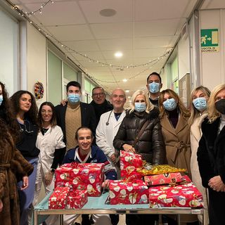 Pavia, i movimenti giovanili &quot;Forza Italia Giovani&quot; e &quot;Azzurro Donna&quot; hanno portato doni ai bambini del reparto pediatrico oncologico del San Matteo