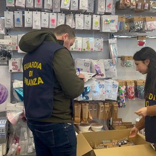 Tessuti e articoli per la casa non sicuri, scatta il maxi sequestro in un capannone tra Tortona e Voghera