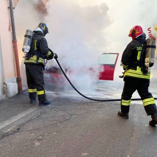 Valle: incendio su auto alimentata a gpl, strada chiusa per circa un'ora