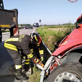 Robbio: rimosso l'autoarticolato uscito di strada ieri pomeriggio sulla ex statale 596