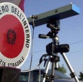 Novara, in autostrada a 255 all’ora: via la patente