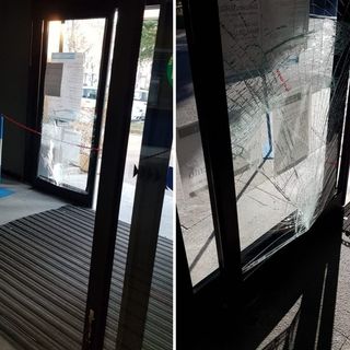 Deluso dai Servizi Sociali, sfonda la porta del municipio con lo scooter: denunciato
