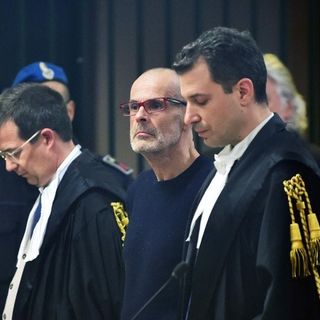 Al centro Leonardo Cazzaniga durante un precedente processo