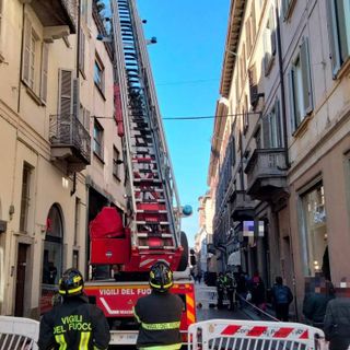 Pavia: intonaco pericolante su un edificio in piazza della Vittoria, intervengono i Vigili del fuoco