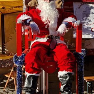 Nella foto Babbo Natale in visita all'associazione abBRAcciAMO di Bra