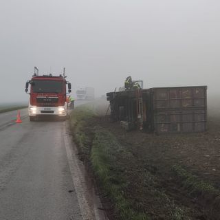 Lardirago: esce di strada con un camion e si ribalta, conducente 42enne illeso
