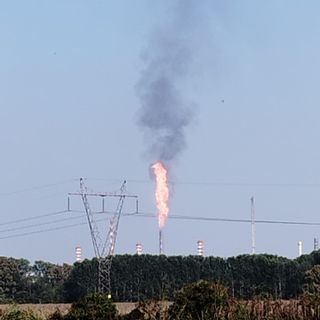 Sannazzaro: fiammata da un camino della raffineria, colonna di fumo inizialmente visibile per alcuni chilometri. Il Comune: &quot;Il problema tecnico sta rientrando&quot;