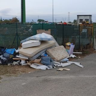I rifiuti abbandonati davanti alla piazzola ecologica di via Circonvallazione Aldo Pecora
