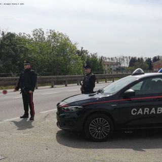 Sannazzaro: identificato e denunciato il ladro seriale che danneggiava i veicoli in sosta per rubare oggetti all'interno
