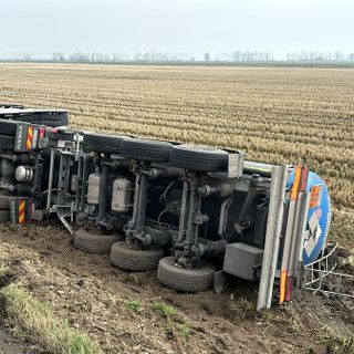 Lomello: autocisterna carica di acido si ribalta sulla statale 756, strada chiusa al traffico veicolare Lomello: autocisterna carica di acido si ribalta sulla statale 756, strada chiusa al traffico veicolare