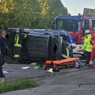 Pavese: auto si ribalta sulla strada, ferite due donne