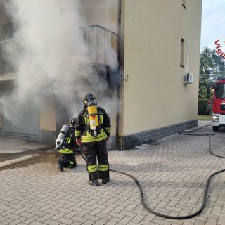 Voghera: incendio in un box condominiale, auto e moto divorati dalle fiamme
