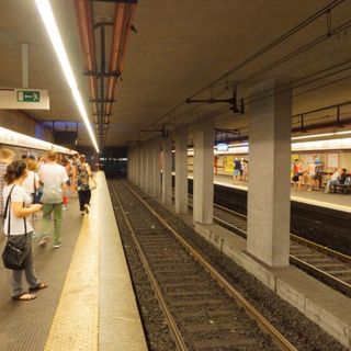 Milano, spinge ragazza sui binari della metro: arrestato
