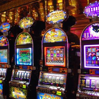 Banda armata piede di porco rapina titolare sala slot nel Pavese