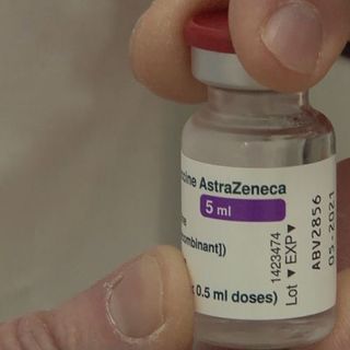 AstraZeneca, via libera da Draghi, si riparte