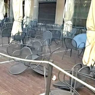 Vigevano, sorpreso mentre danneggia i tavolini del dehors della pasticceria Colombo. Arrestato un 27enne