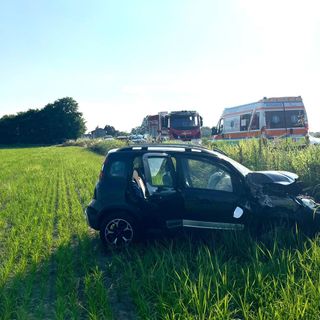 Garlasco: scontro auto-furgone sulla provinciale 185, ferite tre persone