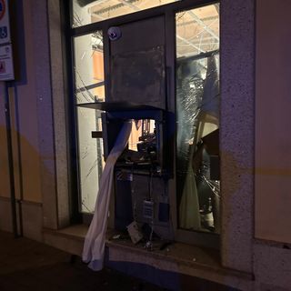 Mortara: boato nella notte in piazza Silvabella, i malviventi fanno esplodere il bancomat della Desio
