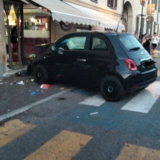 Gravellona Lomellina: allontanato dal bar sale in auto e investe alcuni clienti. Donna 51enne in codice rosso al Niguarda