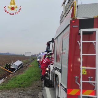 Albuzzano: auto finisce nel fosso sulla provinciale, ferite due persone