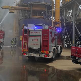 Mortara: fiamme all'interno di una ditta, intervengono i Vigili del fuoco