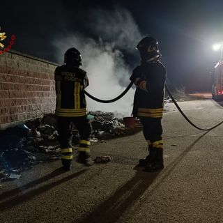 Casorate Primo: incendio rifiuti, i Vigili del fuoco bonificano l'area