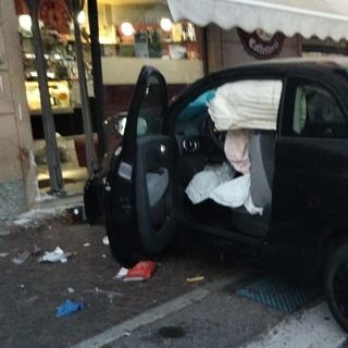 Gravellona Lomellina, falcia due persone con l’auto fuori da un bar: 41enne arrestato dai carabinieri per tentato omicidio