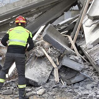 Crollo in cantiere a Firenze, tre vittime, operai feriti e dispersi. Le immagini