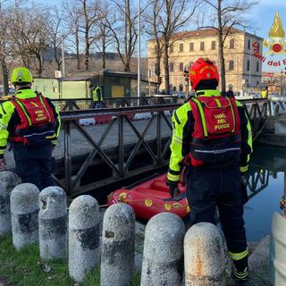 Pavia: i Vigili del fuoco impegnati nelle prove di carico del ponte di viale Ludovico il Moro