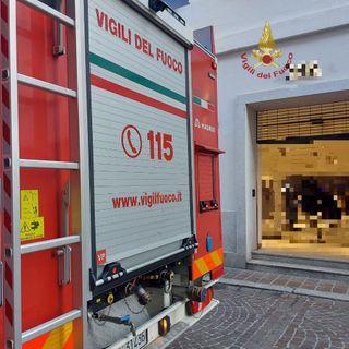 Pavia: cortocircuito in un negozio di abbigliamento, intervengono i Vigili del fuoco
