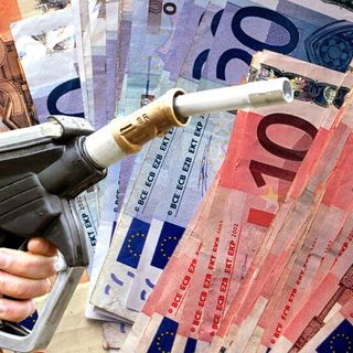 Carburanti, i prezzi tornano a scendere