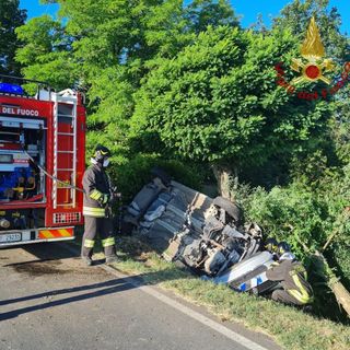 Colli Verdi: si ribalta con l'auto, ferito un 90enne