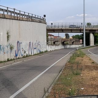Si lancia dall'ambulanza e dal ponte