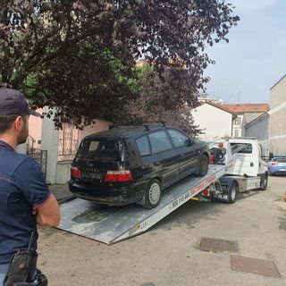 Vercelli: Porta Torino, controlli a tappeto dopo la rapina. Polizia in strada e rimozione delle auto abbandonate