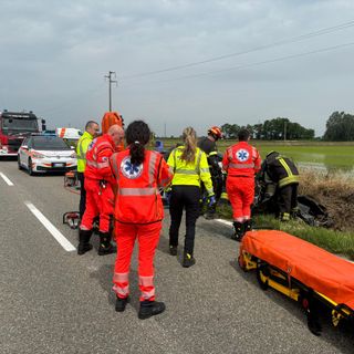 Lomello: esce di strada con l'auto sulla statale 756, grave una 38enne